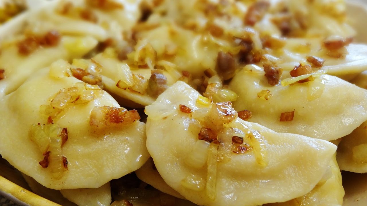 Вареники з картоплею та шкварками (салом)